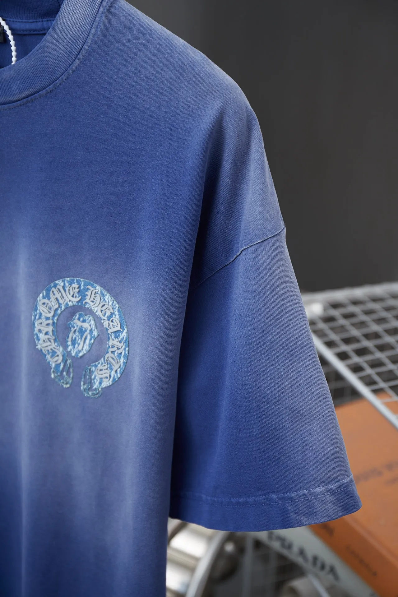 🅿️220 Chrome Hearte 25SS early spring new model, denim patch contrasting letter logo printed short sleeves, light luxury, essential item for daily commuting for men and women, correct version, welcome to compare, detailed features · 280g 100% pure cotton double yarn jersey fabric · Custom dyed in the same cylinder, special thickened 32 count double-strand 1X1 thread · Cut denim splicing ➕ three-dimensional thick plate ➕ white ink direct-injection printing. Ready-made garments are dyed, then faded and fried with snowflakes, then washed to make them look old. Common washing improves the effect · Double-needle stitching across seams · Original main mark, washed tag, branded moisture-proof paper packaging Color: black/blue/white Size: S/M/L/XL